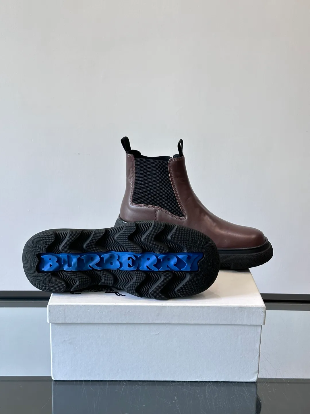[Burberry] Top P: 920💰 Size: 39-44 (45. Customized) Burberry Matrix shoes👟Burberry autumn and winter men's high-top Chelsea boots, made with heavy industry! The upper is made of imported cowhide, with a slip-on design, classic plaid elastic straps, fine leather, and full of details. It is equipped with a classic and durable rubber thick sole, which increases the length of the legs. The cowhide lining is comfortable and breathable. It is easy to wear and fashionable, business and leisure, full of exquisite Italian style, and has a great look!